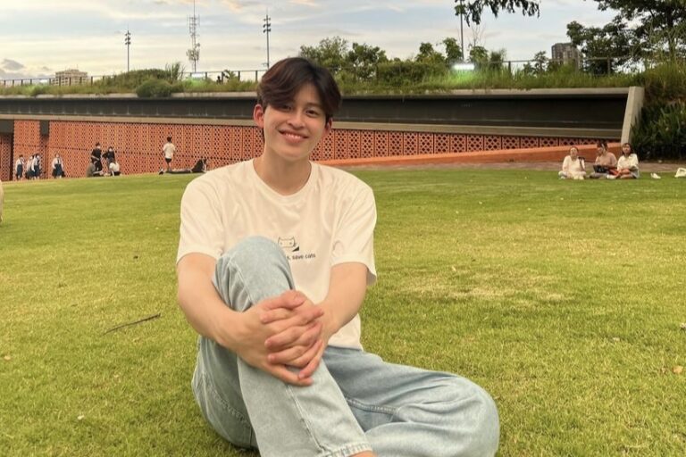 Profil dan Biodata Pond Naravit Lertratkosum: Agama, Adik, Series, Film